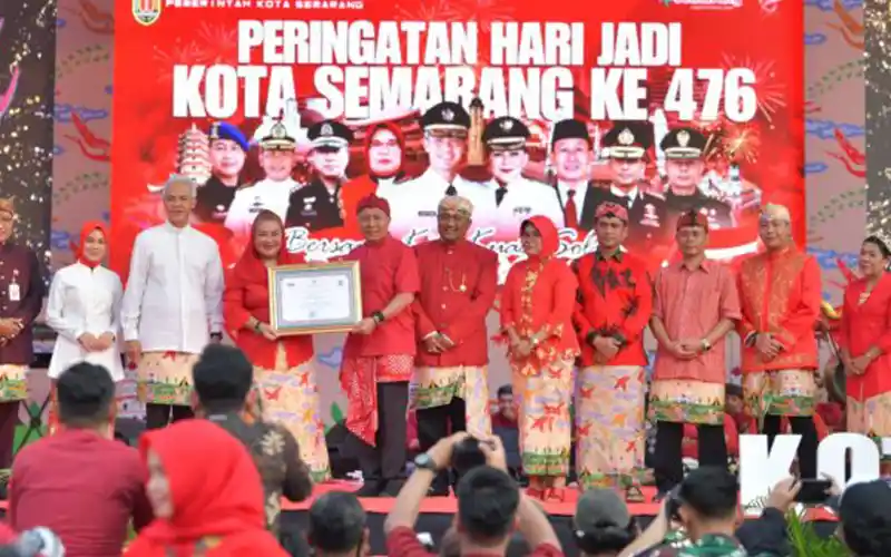 Suasana puncak perayaan Hari Jadi ke-476 Kota Semarang sekaligus peluncuran batik khas Semarangan di Balaikota Semarang, baru-baru ini.
